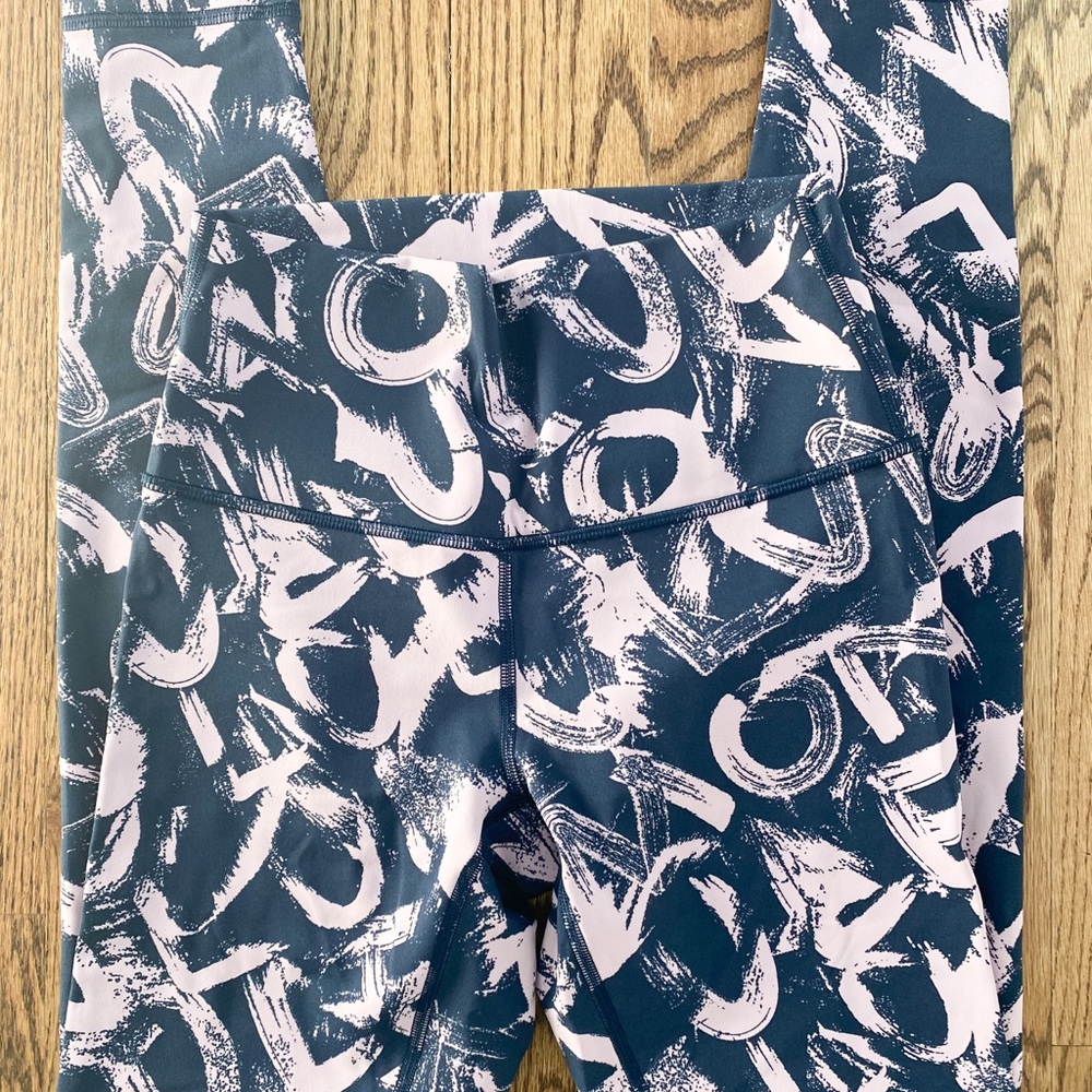 Lululemon WUHR graffiti pop Antoinette 4